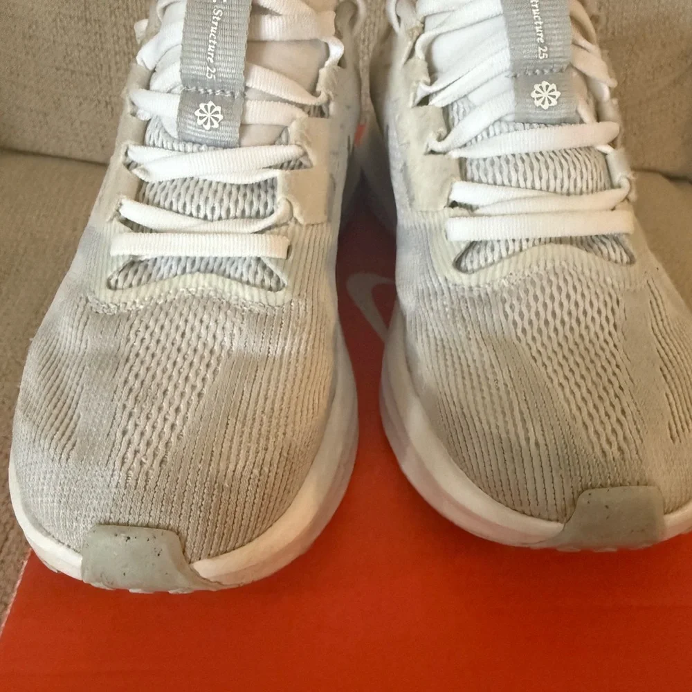 Nike Cream and White Running Shoes - Picture 4 of 11